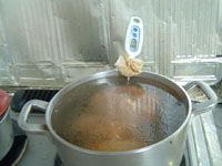 中心温度計で鍋の温度を計る